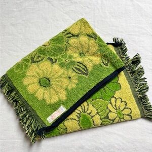 Vintage Pair of Callaway Hand Towels